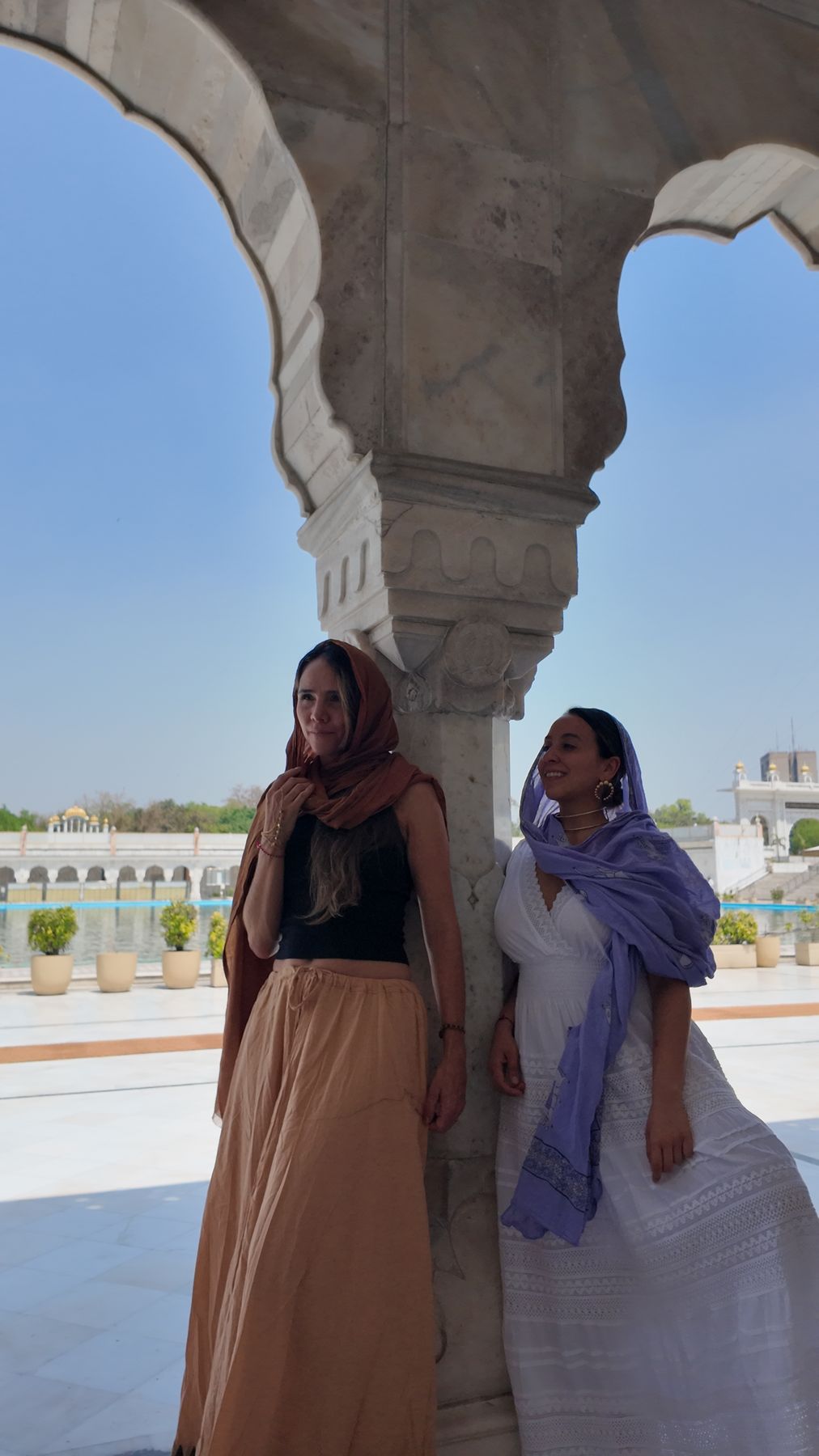 Paola Hun y Nicolle Posso en India